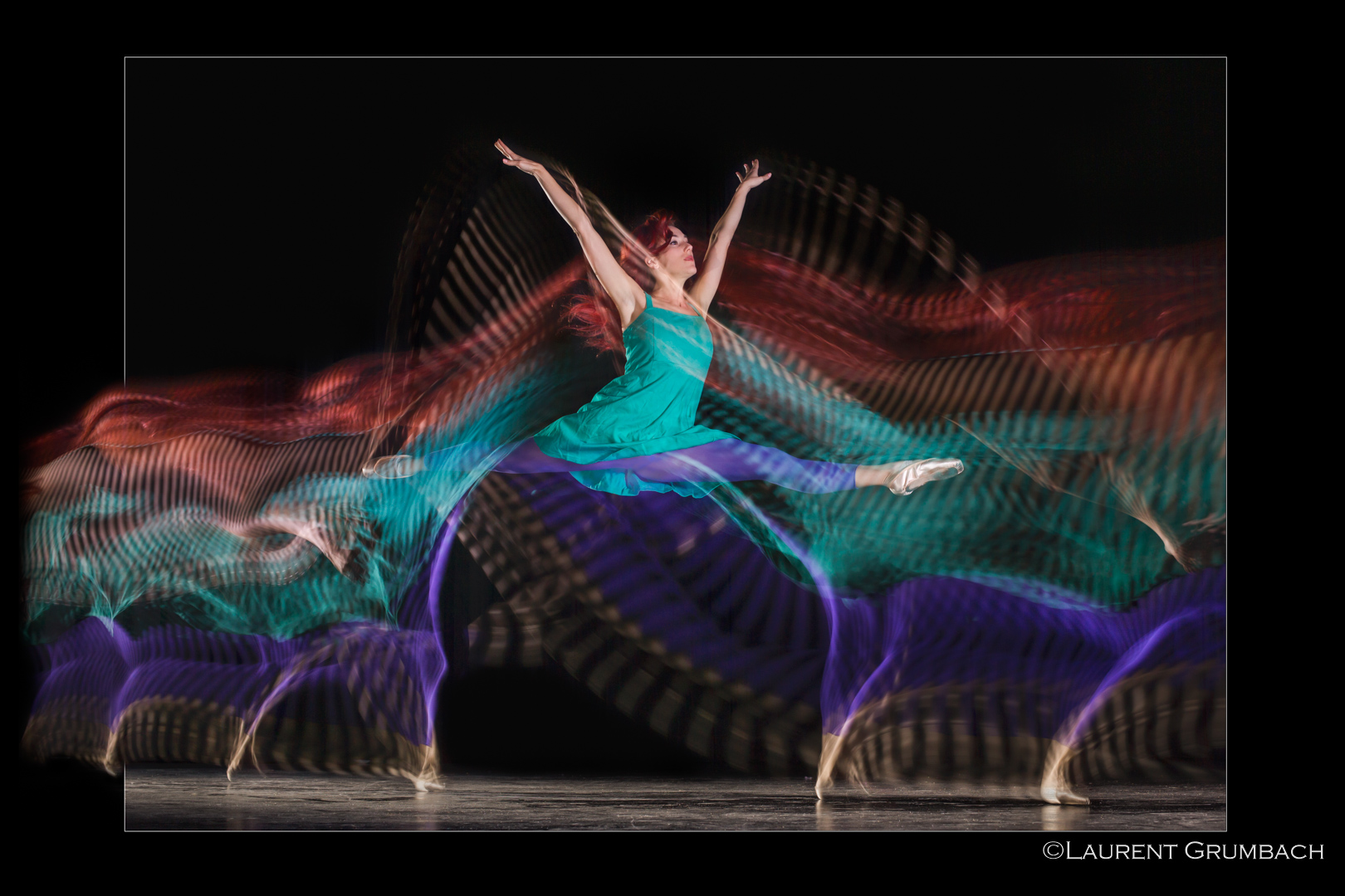 Motion Sculpture d’une danseuse en grand jeté, avec flou de mouvement et traces lumineuses