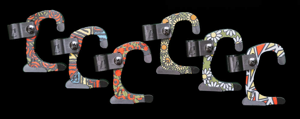 Exemples de Zeni’Clip Deluxe – des accroche-cannes décorés, pensés comme de petits bijoux pour votre canne ou votre béquille.