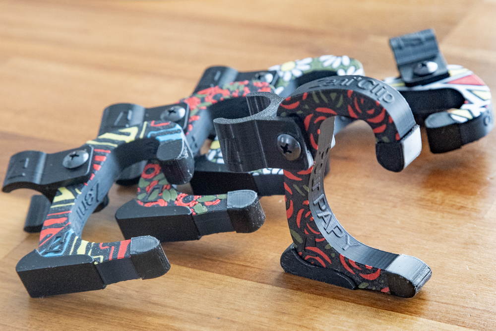 La version Deluxe peut recevoir un message en relief, comme ici ce Zeni’Clip « PAPY », pour un cadeau à la fois utile et très personnel.